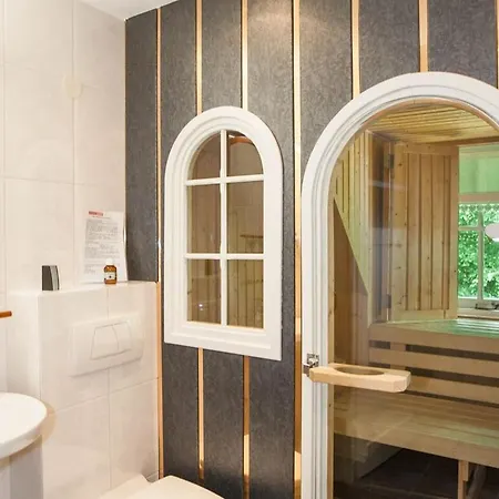 Cosy Holiday With A Private Garden בית נופש